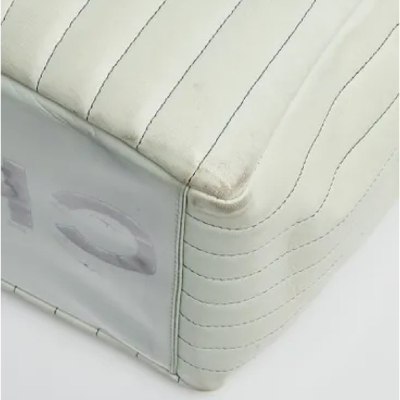 AuthenticCHANEL
Light Green Quilted Lambskin Leather Mademoiselle Giant Tote Bag - Picture 4 of 14